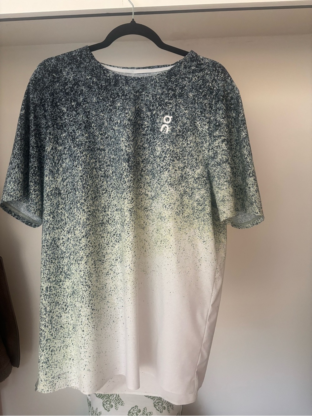 ON Men’s running shirt